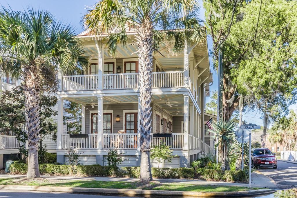 Couples Retreat, Walk to waterfront, shops and restaurants! image
