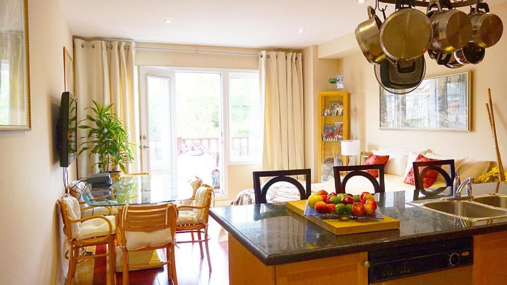 Stunning Rooms in Townhouse across the Beach photo 3