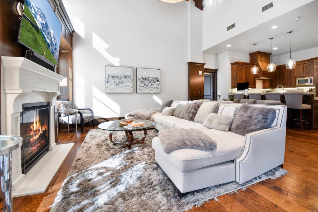 Luxe Ski-inOut w Summer Hiking Biking Access to Park City Resort. Enjoy Hyatt Centric amenities image