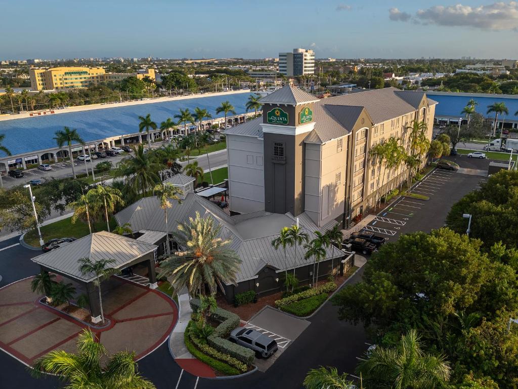 La Quinta Inn & Suites by Wyndham Miami Airport West image