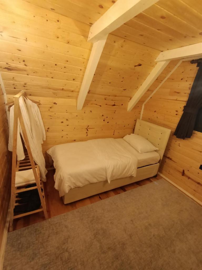 LEROZ BUNGALOV photo 2