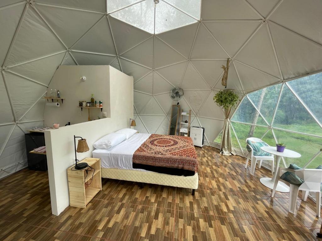 La Comarca River Glamping Dome near Manuel Antonio photo 2