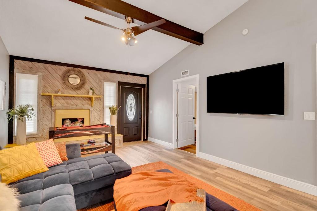 Groovy Winter Haven Getaway - 4 bdrm near Legoland photo 2