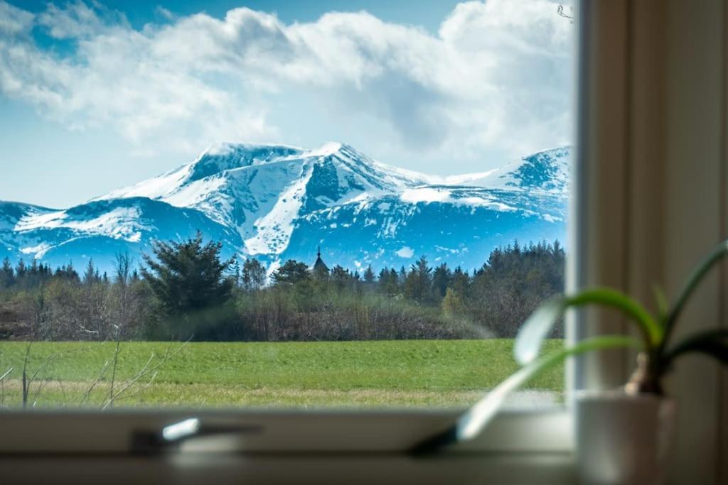 Island Getaway: Sea and Mountain Views