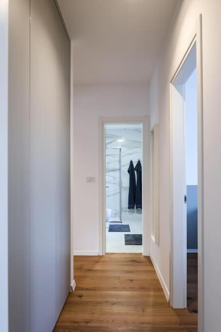 Luxury Vista Haven - APT2, Free Parking - Tap to explore photos