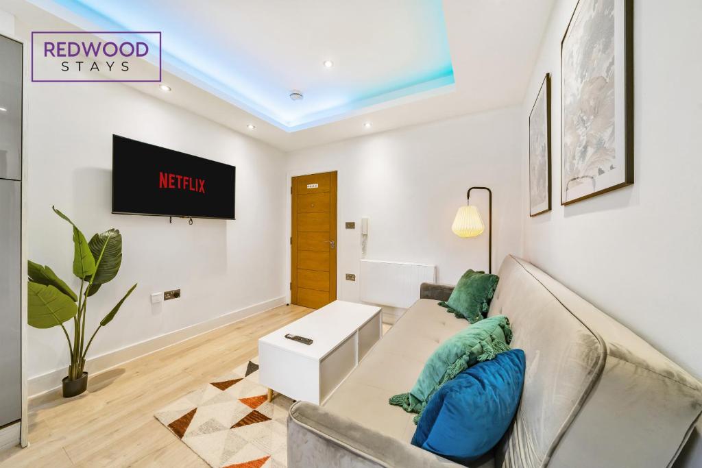 BRAND NEW, 1 Bed 1 Bath, Modern Town Center Apartment, FREE Parking, Netflix By REDWOOD STAYS photo 3