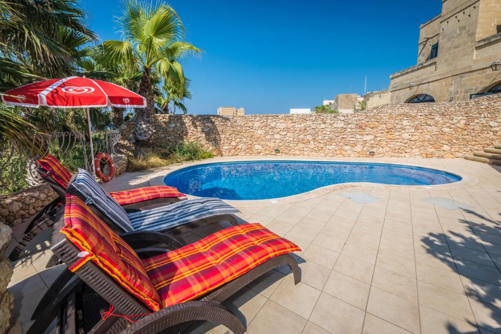 3 Bedroom Farmhouse with Private Pool & Views photo 2