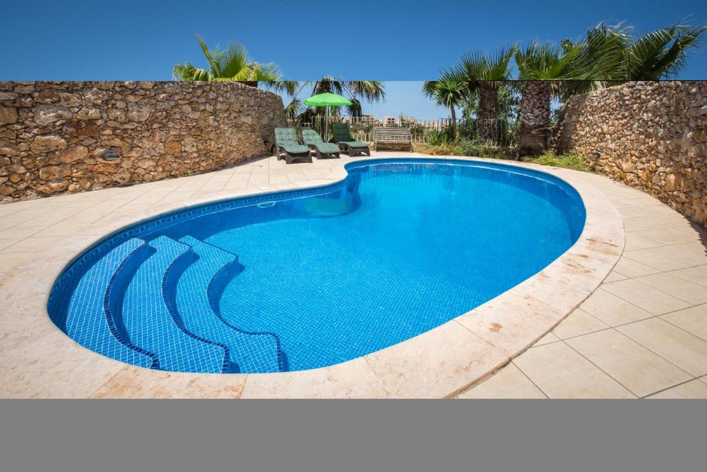 4 Bedroom Farmhouse with Private Pool & Views