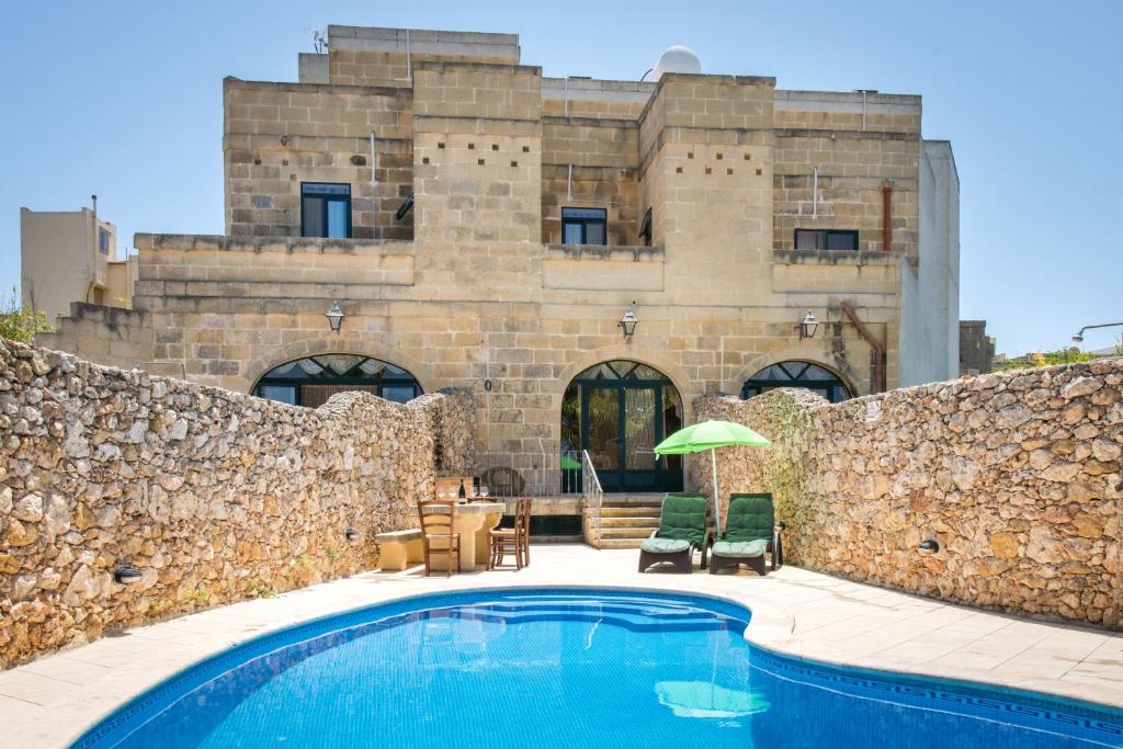 4 Bedroom Farmhouse with Private Pool & Views photo 1