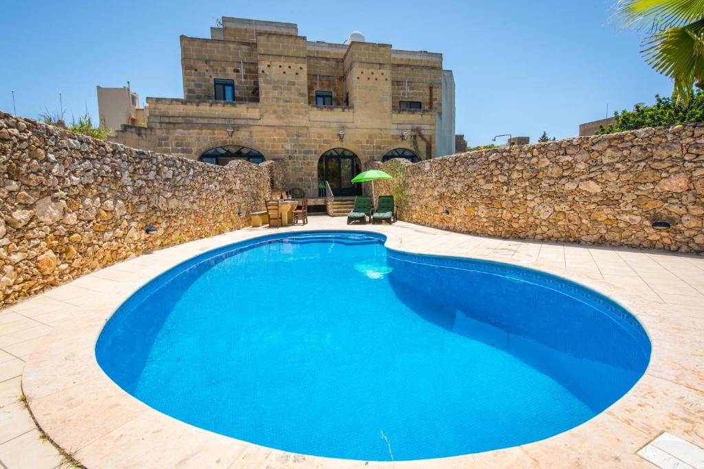 4 Bedroom Farmhouse with Private Pool & Views photo 2