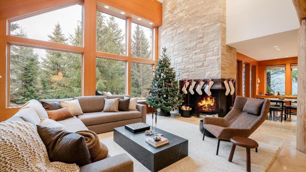 Summit Chalet - Standalone Luxury Chalet with Jacuzzi and Home Cinema - Whistler Platinum