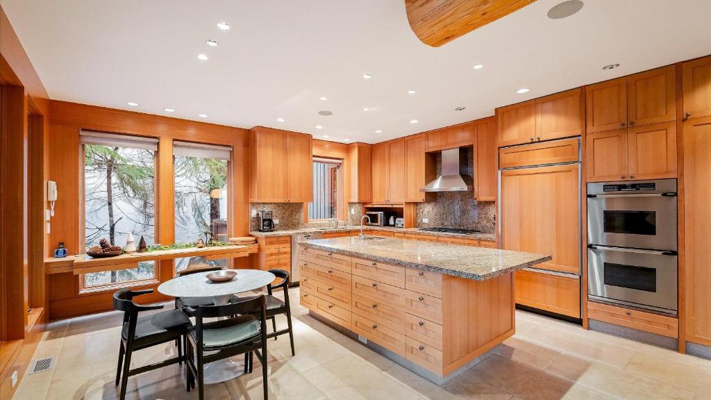 Summit Chalet - Standalone Luxury Chalet with Jacuzzi and Home Cinema - Whistler Platinum photo 4