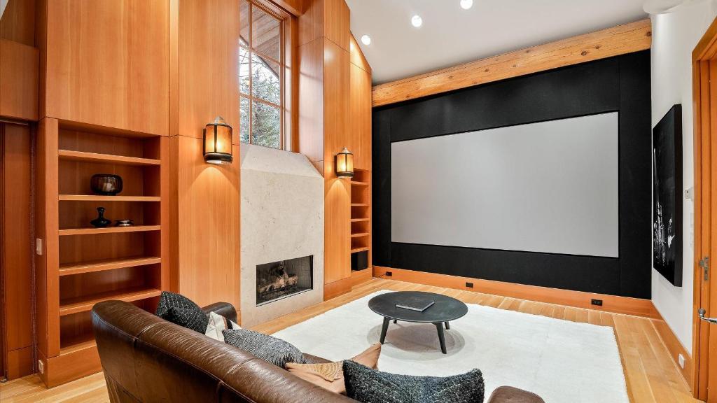 Summit Chalet - Standalone Luxury Chalet with Jacuzzi and Home Cinema - Whistler Platinum photo 3