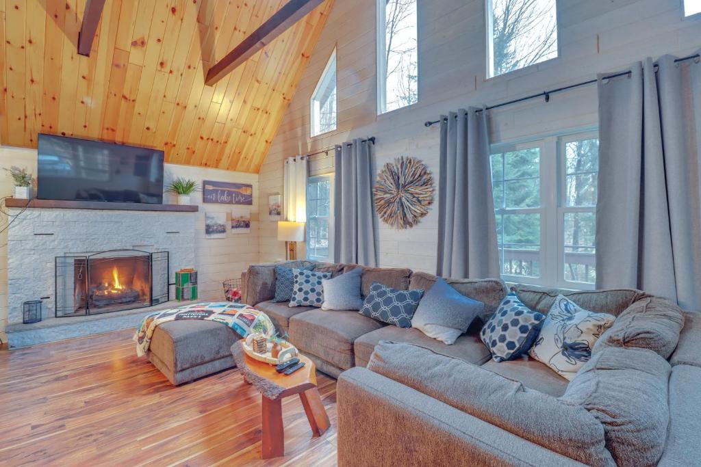 Family-Friendly Pocono Lake Cabin with Fire Pit! photo 2