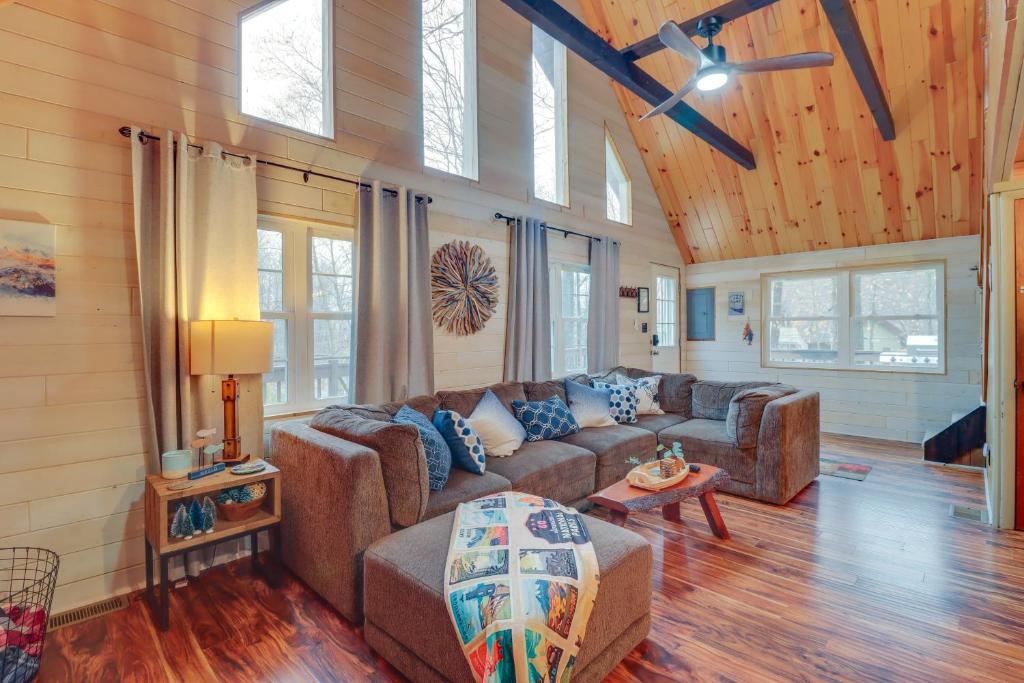Family-Friendly Pocono Lake Cabin with Fire Pit! photo 3