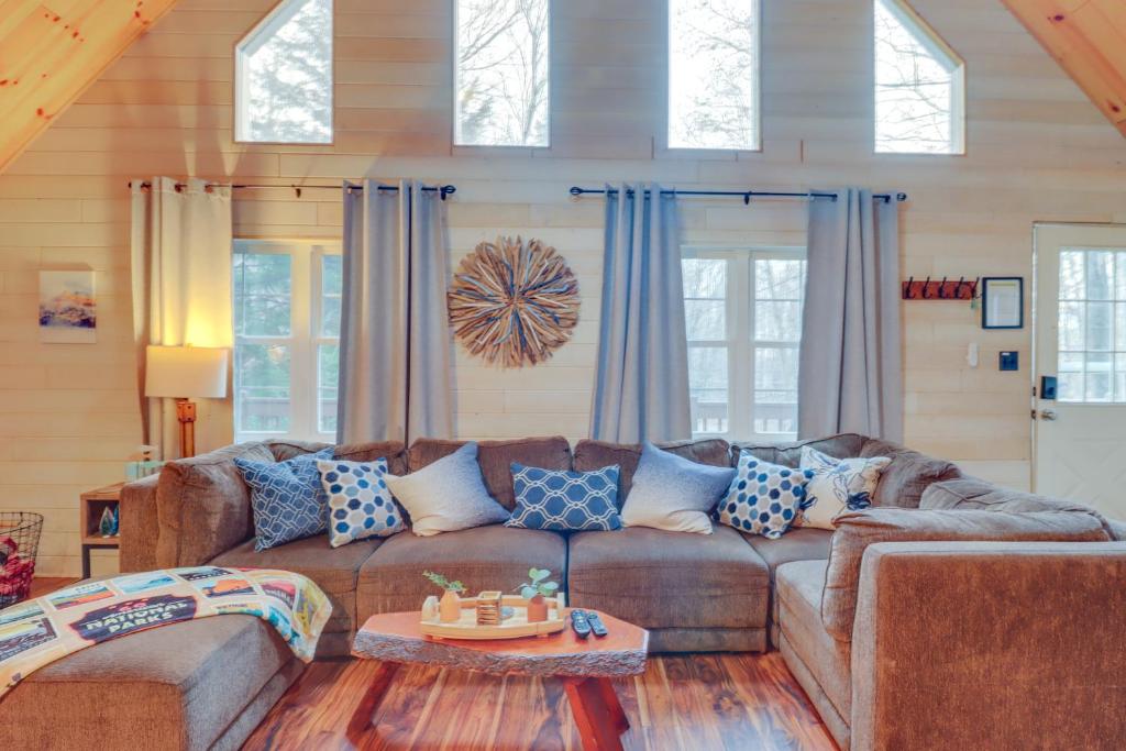 Family-Friendly Pocono Lake Cabin with Fire Pit! photo 4