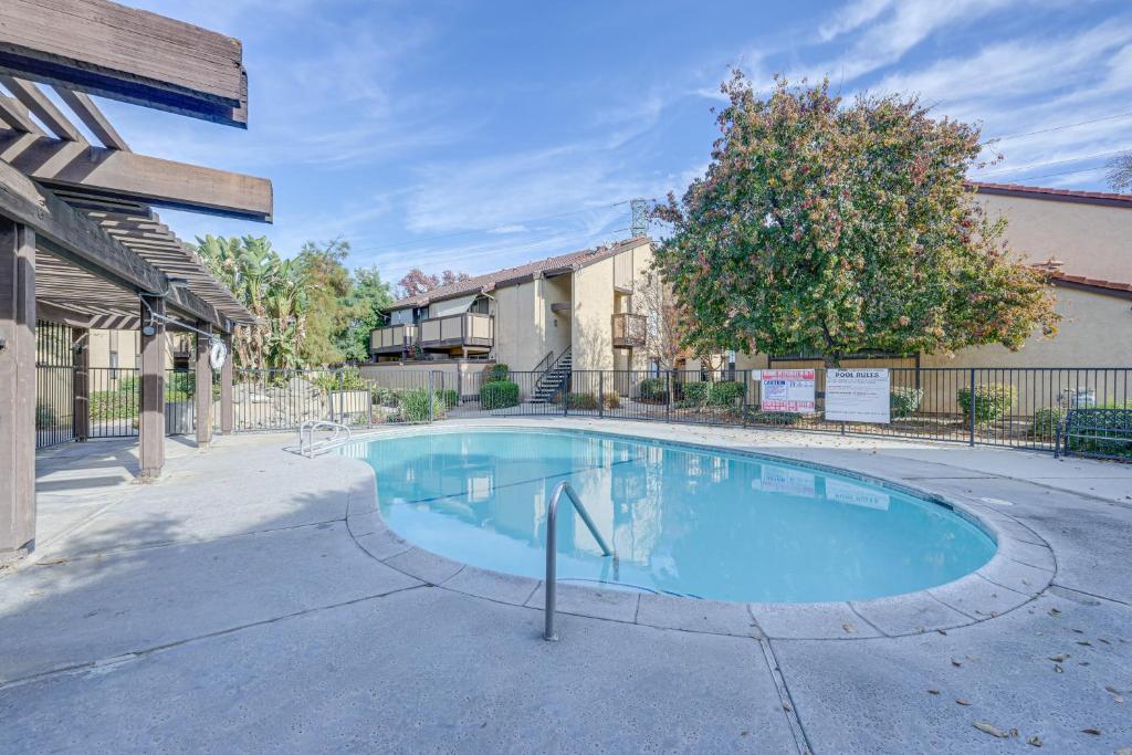 Cozy Fresno Condo with Balcony and Pool Access photo 1