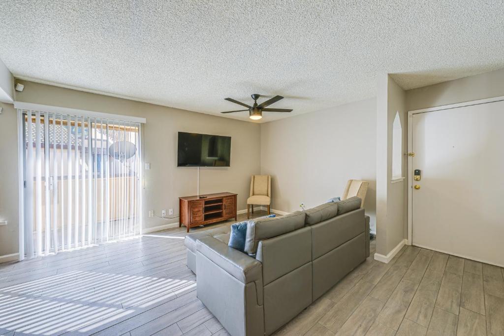 Cozy Fresno Condo with Balcony and Pool Access photo 3