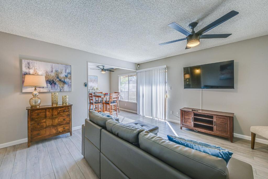 Cozy Fresno Condo with Balcony and Pool Access photo 4