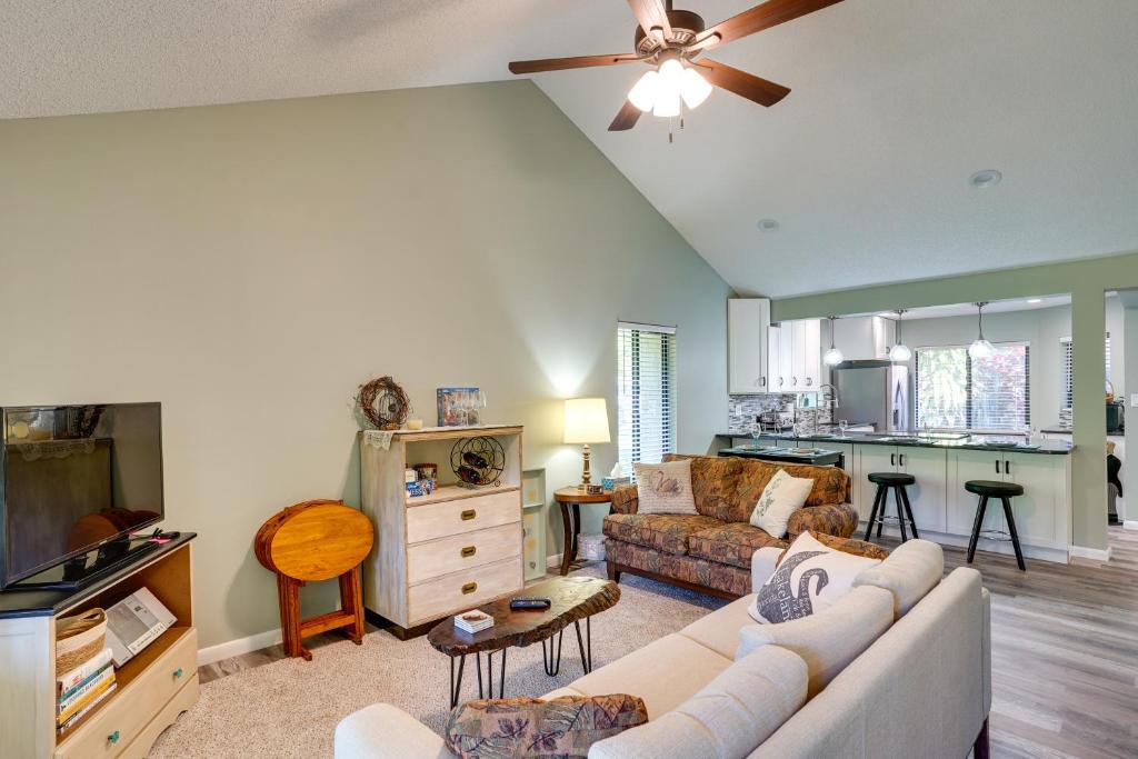 Pet-Friendly Lakeland Condo with Screened Porch!