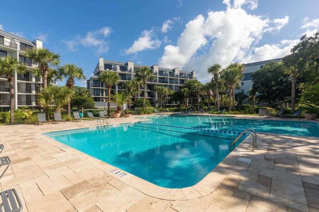 Shipwatch 418 - Luxury Oceanfront Penthouse in Isle of Palms photo 4