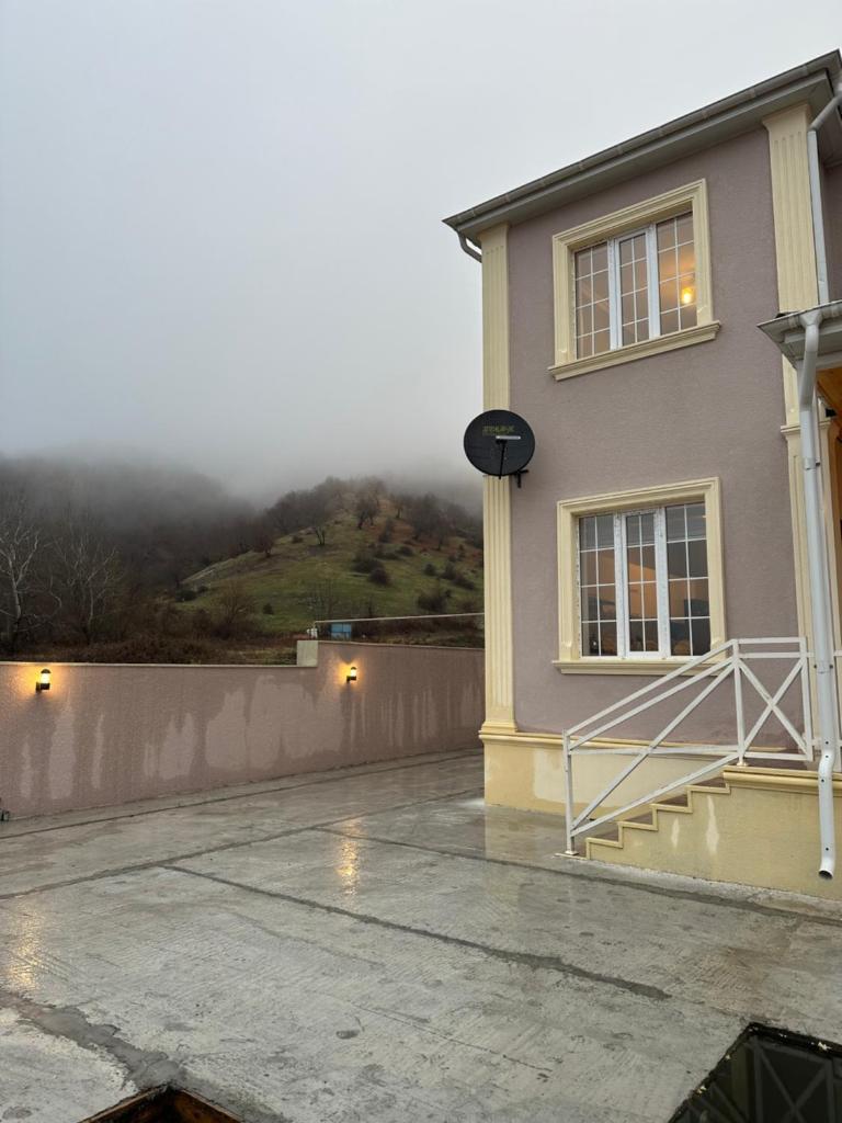 JLYN HOUSE photo 2