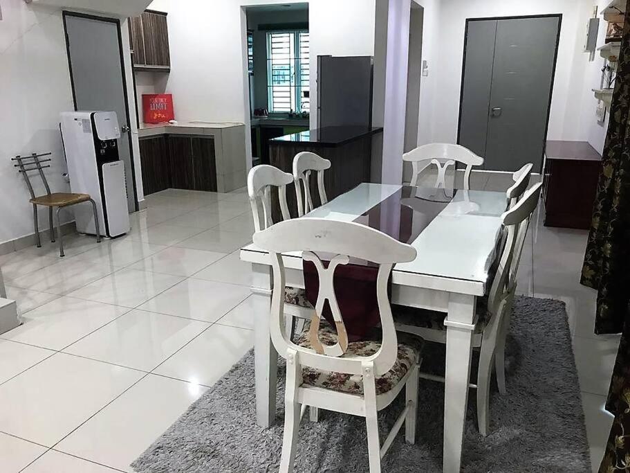 6BR Corner 3-storey House WIFI, Netflix, Aircond photo 2