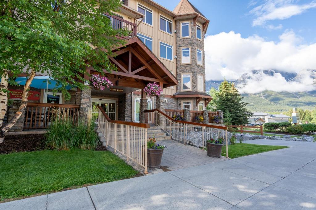 Romantic Mountain Escape Outdoor Hot Tubs & Private Balcony!, Canmore, Alberta