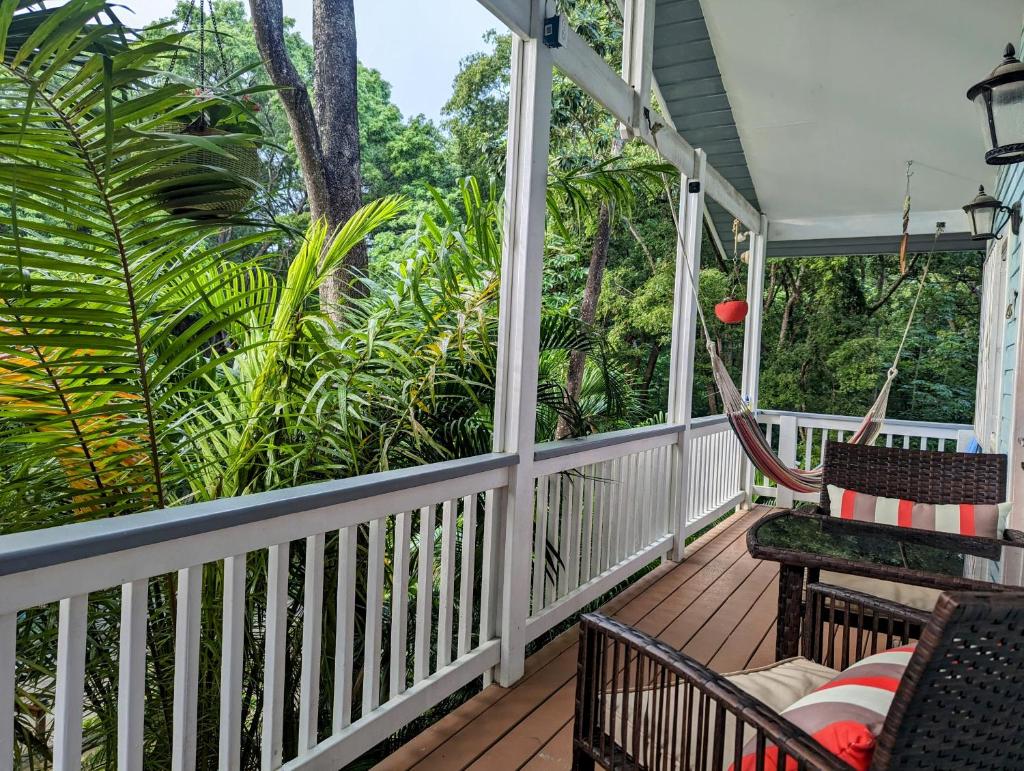 West Bay Roatan - Sunny & Modern Oasis- 2 Bedrooms - 3 min walk to beach photo 2