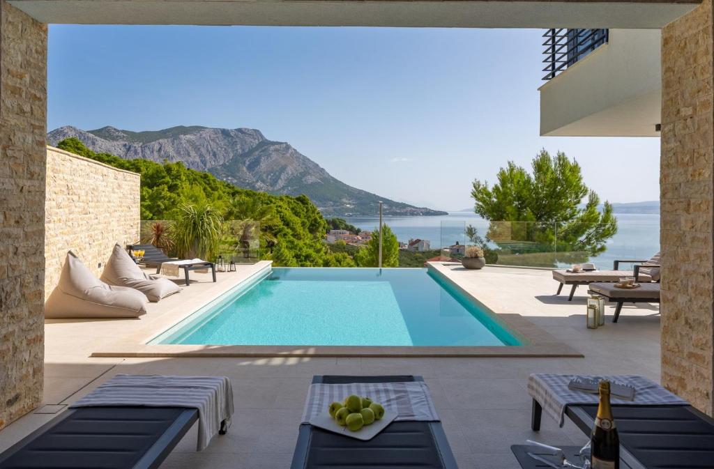 Deluxe Villa Nitia with 4 bedrooms 550m from sandy beach photo 2