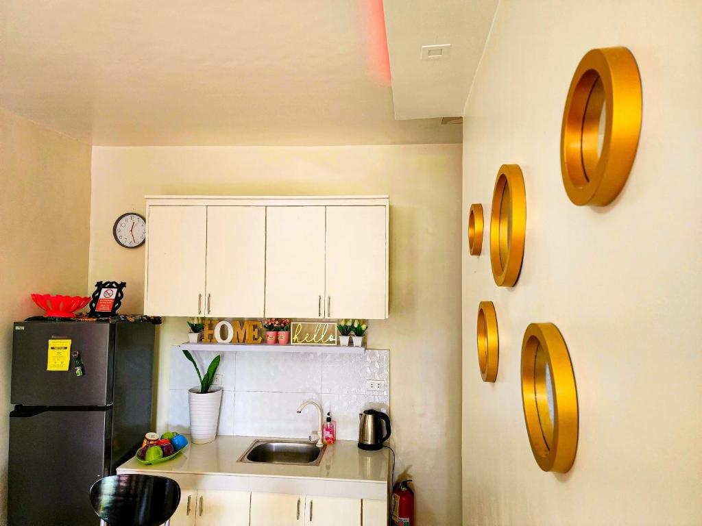 Serene 2BR Escape: Poolside Bliss in Iloilo City photo 1