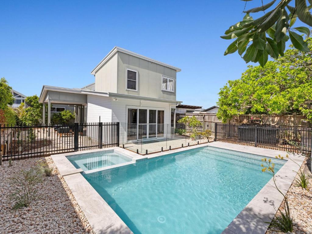 The Beachside Sanctuary -500m from Beach with Pool & Heated Spa