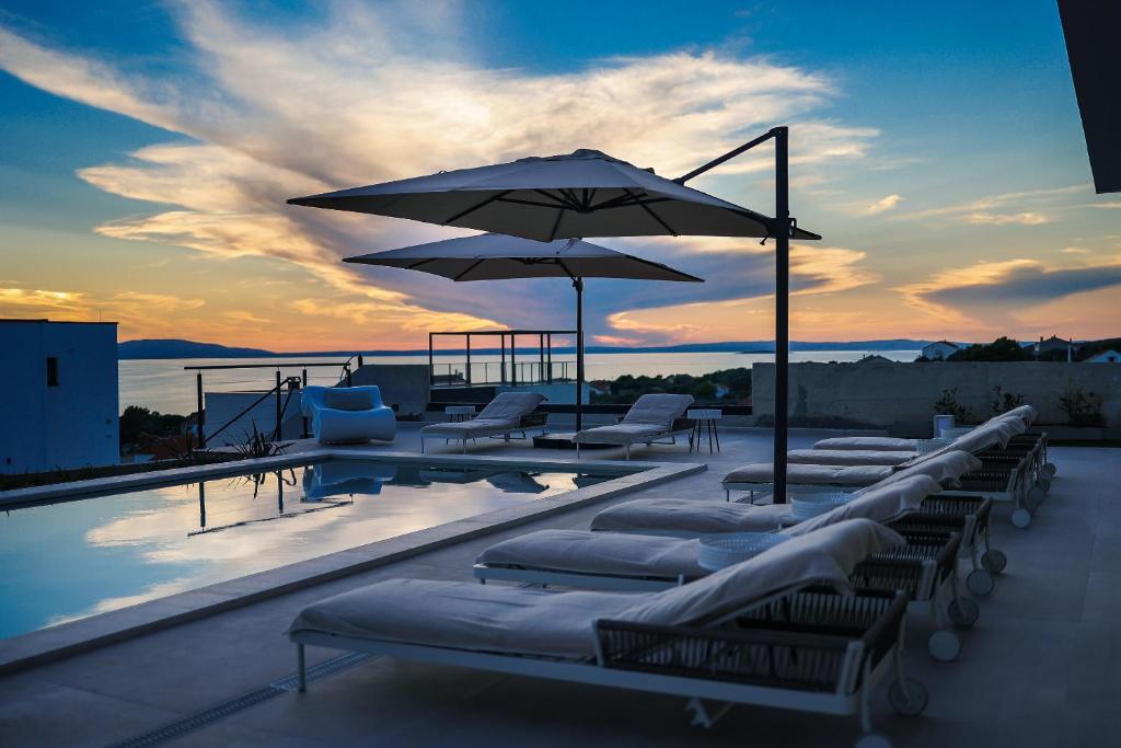 Luxury Villa 360 - private heated pool photo 3