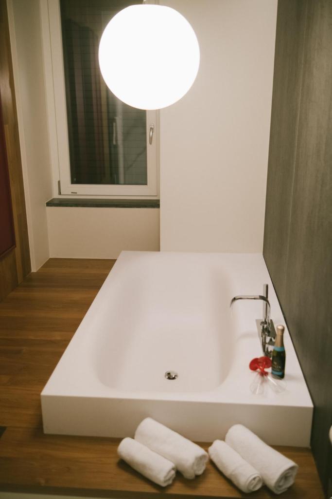 Suave luxury room photo 4