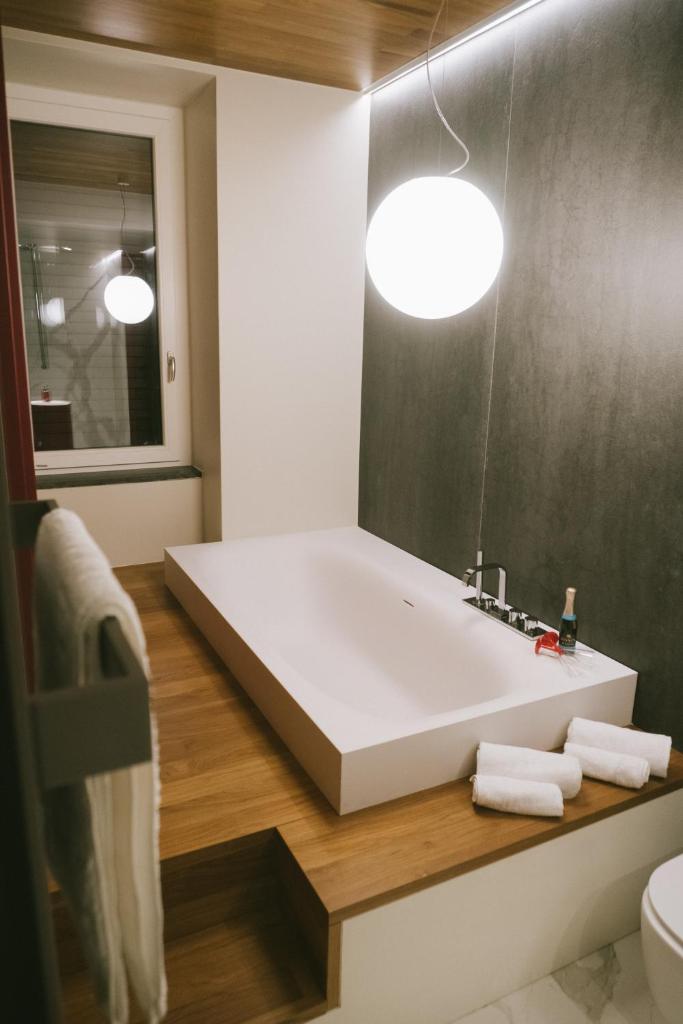 Suave luxury room photo 1