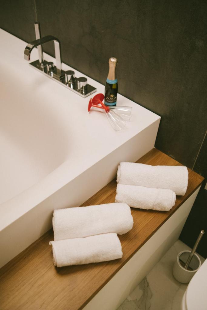 Suave luxury room photo 3
