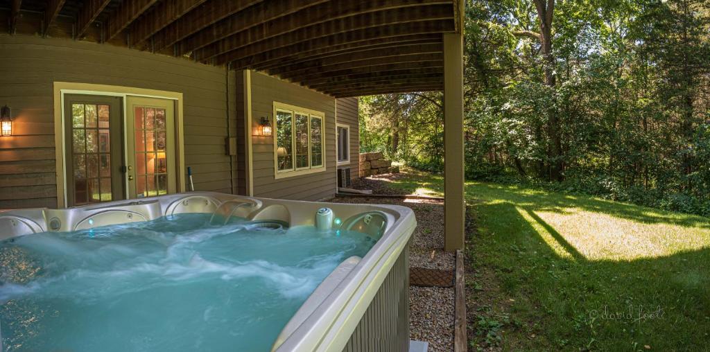 The Lodge, 'North Woods' style, boutique Galena Getaway! photo 2