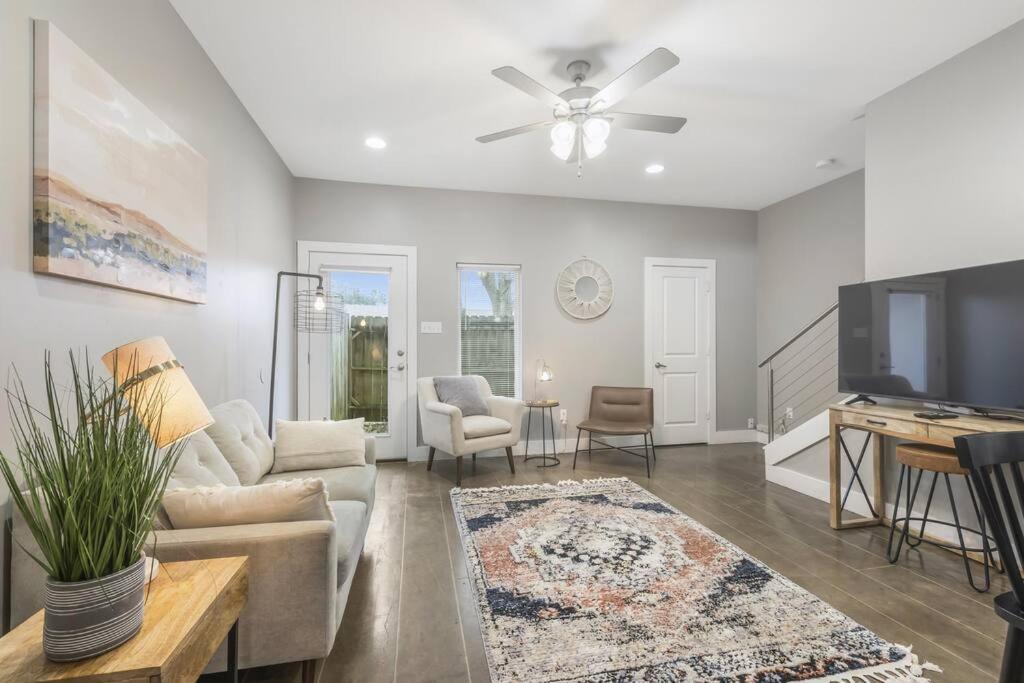 Cozy 2 Bed Townhome near the Hospital photo 2