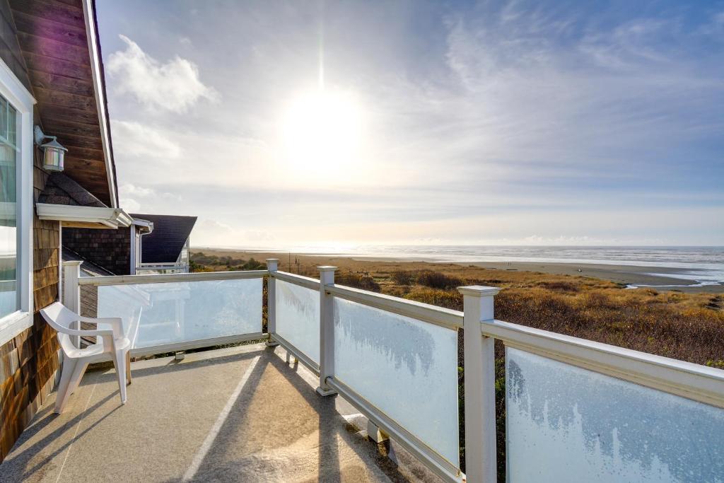 Oceanfront Moclips Escape with Deck and Beach Access! photo 2