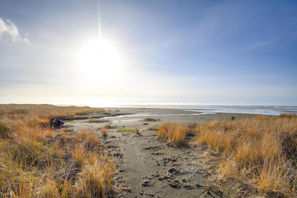 Oceanfront Moclips Retreat with Beach Access and View! photo 2