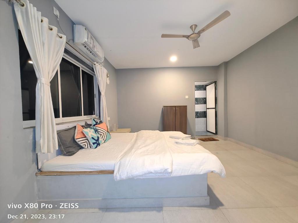 The grey house photo 1