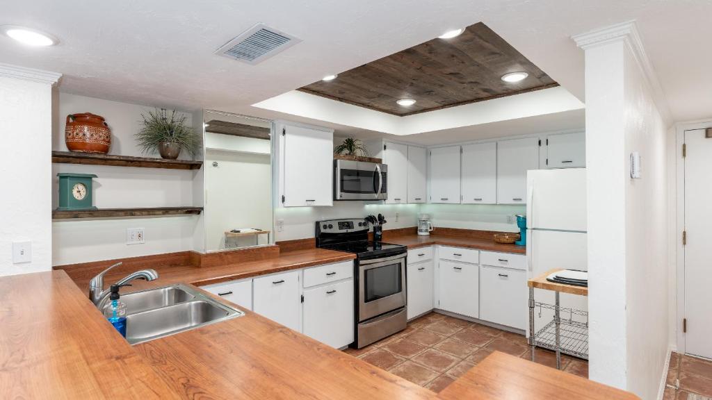 Oceanfront spectacular views with direct beach and pool access! photo 3