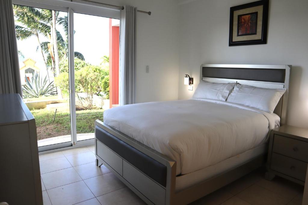 Captivating 2-Bed Apartment in Maho photo 1