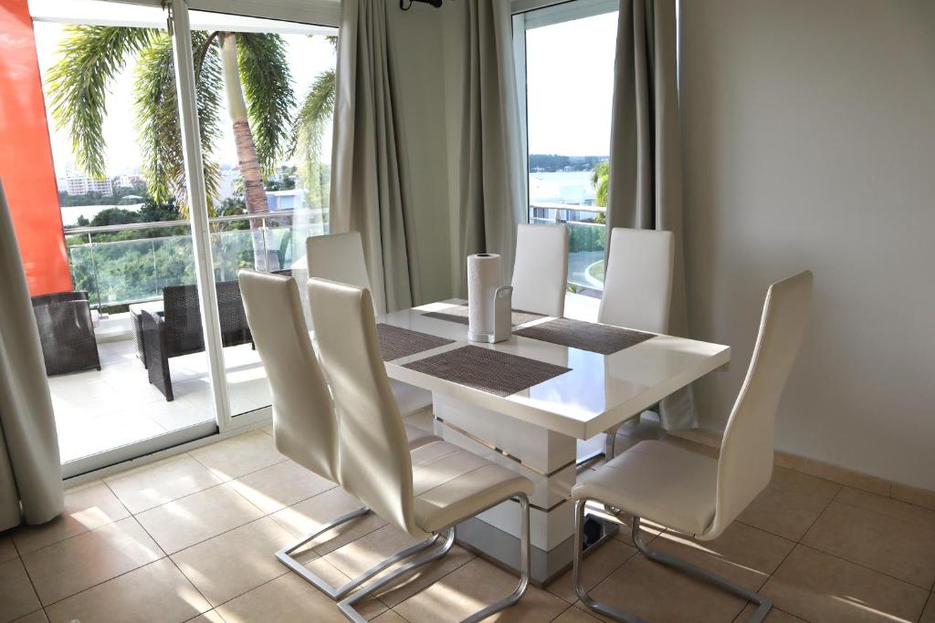 Captivating 2-Bed Apartment in Maho photo 2