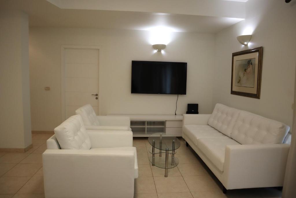 Captivating 2-Bed Apartment in Maho photo 3