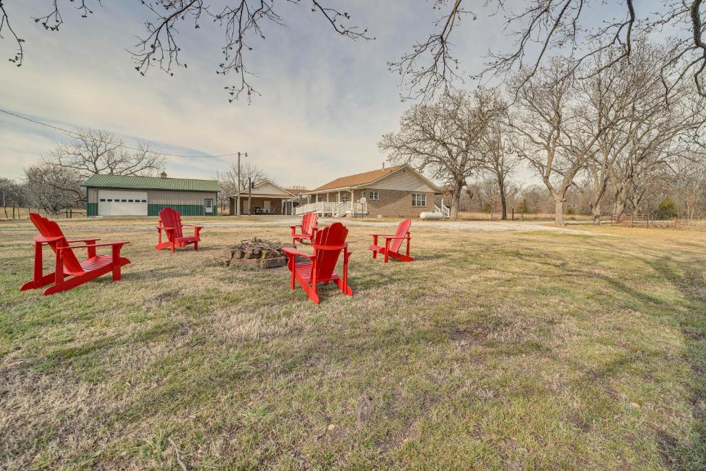 Family Home in Vinita with Fire Pit and Game Room! photo 2