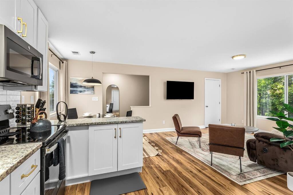 New! Spacious 1BR King Suite - Great Location photo 1