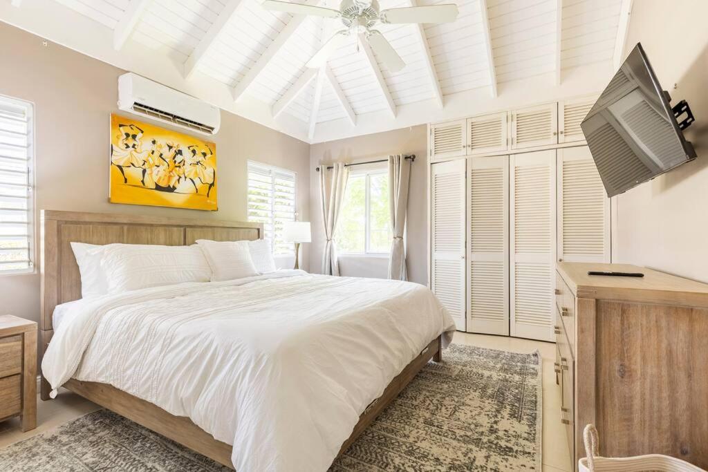Noble House ~Spacious~Close to Beach ~Pool ~ Gym photo 2