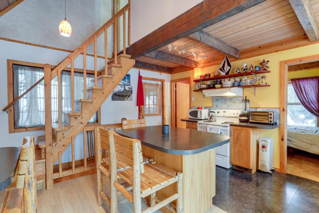 Snoqualmie Pass Cabin with Deck Walk to Ski Lift photo 3