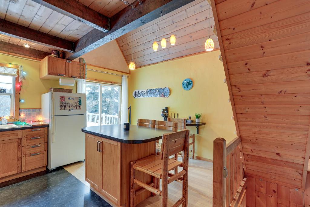 Snoqualmie Pass Cabin with Deck Walk to Ski Lift photo 4